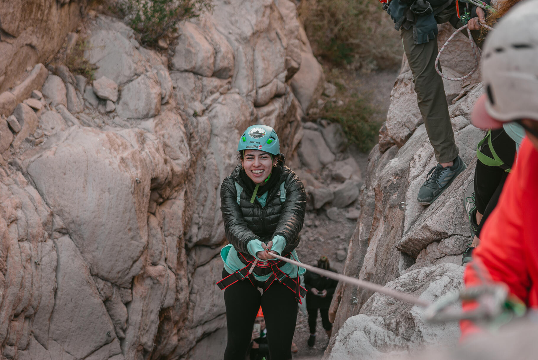 Descensos verticales por cañones y paredes naturales. Ideal para quienes buscan aventura con adrenalina, pero siempre acompañados.