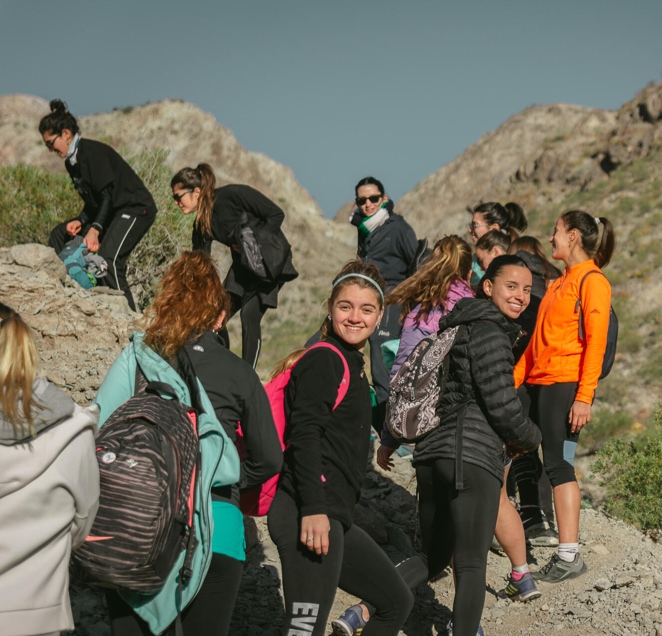 Caminatas por senderos, cerros y paisajes únicos. De salidas cortas al atardecer hasta travesías de varios días. Para ir lento y disfrutar.